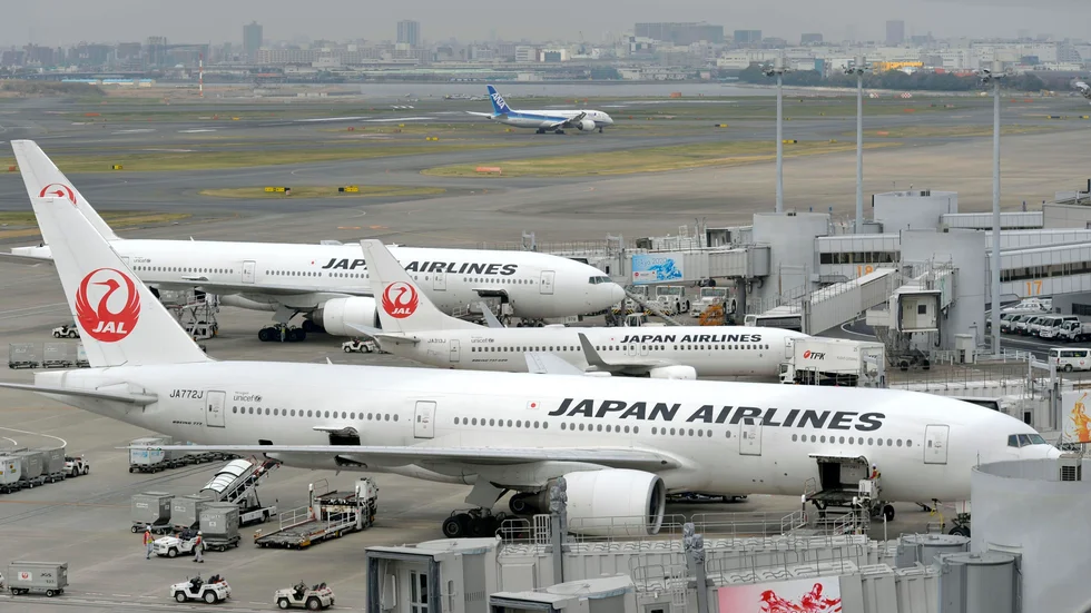 Tre flygplan tillhörandes Japan Airlines vid Haneda-flygplatsen i Tokyo. Arkivbild.