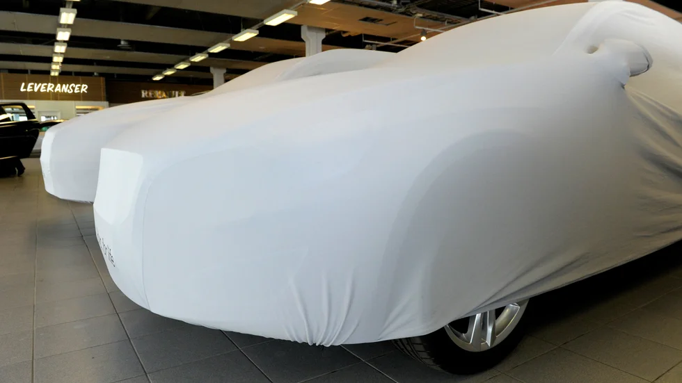 Den som ska köpa en bensin- eller dieselbil kommer att få gräva djupare i plånboken. På bilden syns leveransklara bilar i en bilhall. Arkivbild.