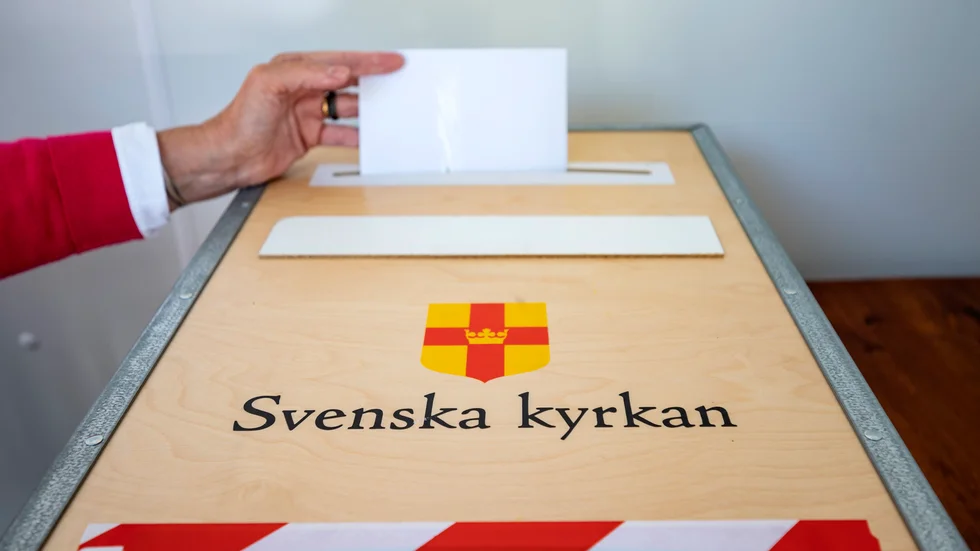 Det känns absurt att inte alla ska få chansen att vara med och rösta i kyrkovalet, skriver Erik Johansson och Anders Gustafsson.