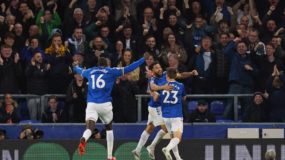 Andros Townsend, mitten, firar. Hans mäktiga distansskott gav Everton ett av tre mål på sju minuter hemma mot Burnley.