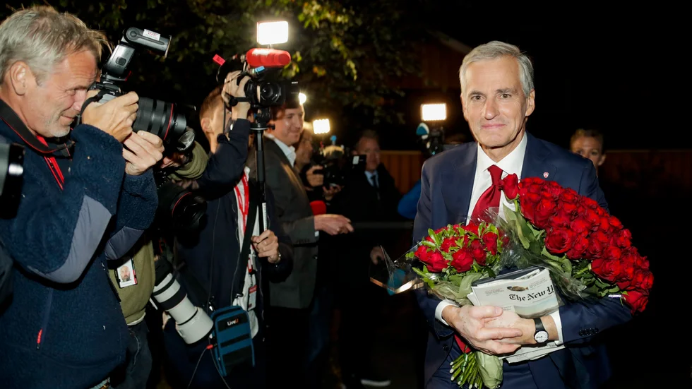Jonas Gahr Støre på väg hem efter det att hans Arbeiderpartiet blivit största parti i det norska valet.