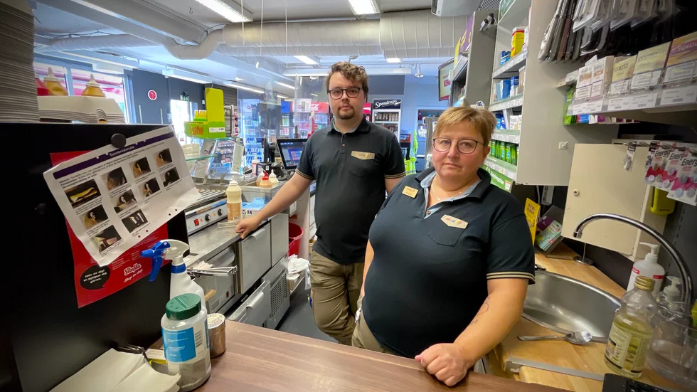Biträdande butikschefen Dennis Stridsman och Annelie Möller är två av de fyra anställda som berörs av nedläggningen. "Man var inte riktigt beredd på en stängning. Det är trist", säger Annelie Möller.