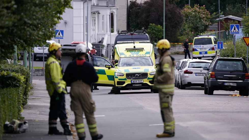 Polisens bombtekniker undersöker bostadsområdet efter nattens explosion i Värnamo.