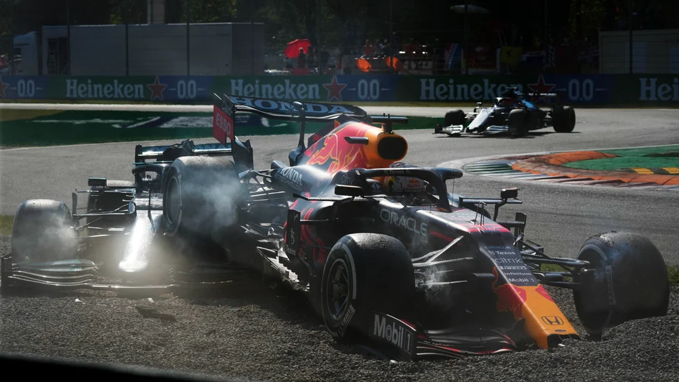 Max Verstappen och Lewis Hamilton kraschade i Monza.