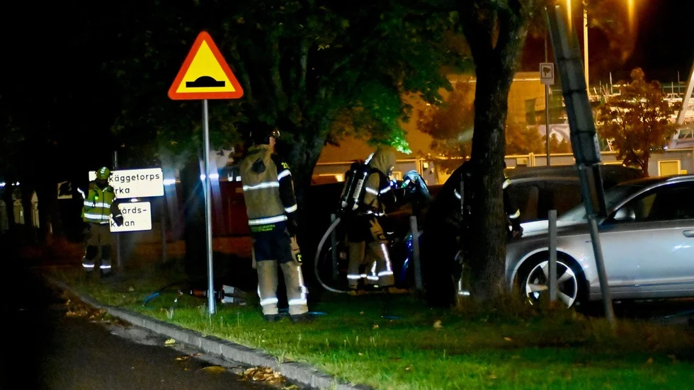 Två bilar stod i brand på en parkering i Skäggetorp på lördagskvällen. 