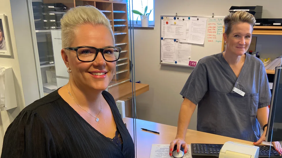 Caroline Wiik, verksamhetschef på Vårdcentralen Smeden och Camilla, receptionist.