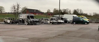 Elva bilar vid bilfirma förstörda i brand - polisen utreder