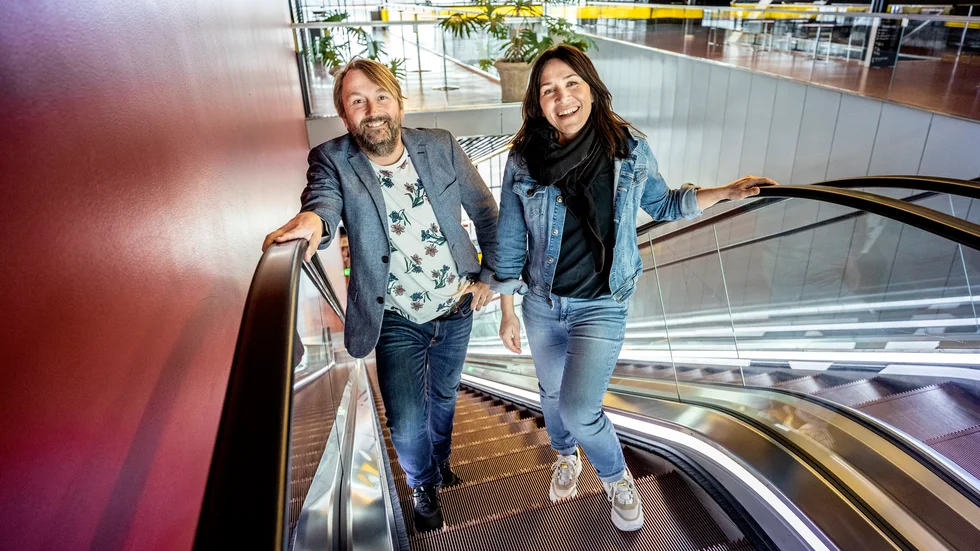 UNT-reportrarna Niklas Skeri och Elin Sandow leder sändningen #hemmavalborg på unt.se.