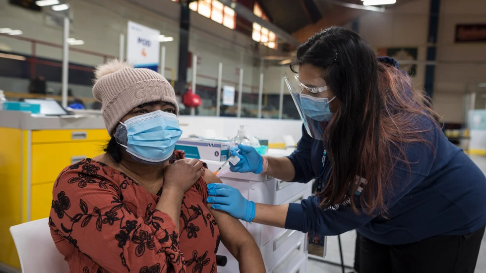 Javeria Jawed ger en vaccindos till Dularie Disram i Toronto, Ontario. Från och med i morgon tisdag uppges åldersgränsen för Astra Zenecas covidvaccin att sänkas till 40 år, enligt en regeringskälla.