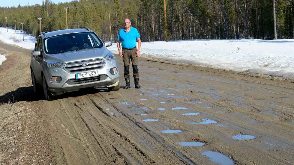 Bilarna förstörs av de dåliga vägarna, menar Harry Isaksson som tycker att myndigheter och stat i allt högre grad struntar i satsa på glesbygden.