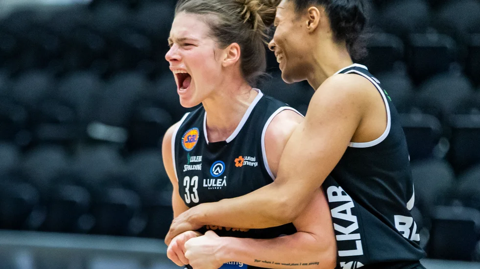 Luleås Maggie Lucas och Chioma Nnamaka jublar i den fjärde basketfinalen mot Alvik.