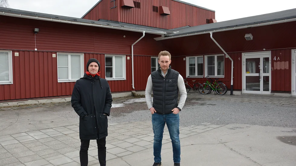 Sebastian Hellström och Emil Sandberg utanför fastigheteni Sävast som hellströms fastighetsbolag Hemvist Fastigheter köpt förra sommaren.