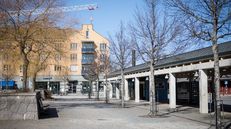 Dagens torg är enligt min åsikt en odefinierad yta som försvinner ut i ett trafikområde och som saknar både målpunkter och mysighet. Skriver Cecilia Björk (S) ordförande kulturnämnden.

