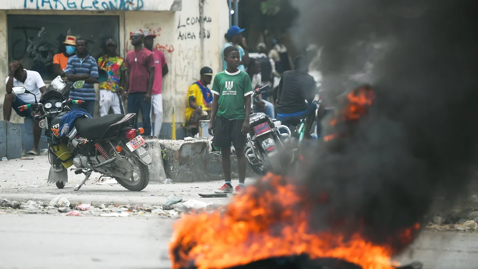 Demonstranter har tänt på däck i Port-au-Prince i Haiti. Bild från måndagen.