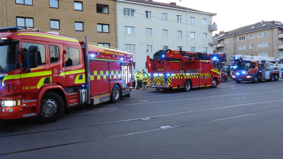 Brand i lägenhetskök på tredje våningen. Räddningstjänst och ambulans är på plats.