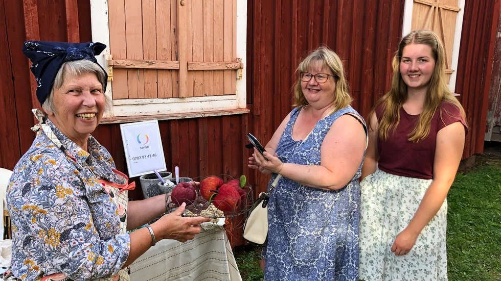 Lilian Irisdotter var inte sen att sälja en fruktkorg när hon fick syn på de tovade äpplen Anna-Karin Ökvist, här tillsammans med Linnea Ökvist, hade köpt.