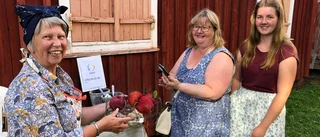Lyckad premiär för loppisar i Öjeby kyrkstad – många lockades till den unika miljön