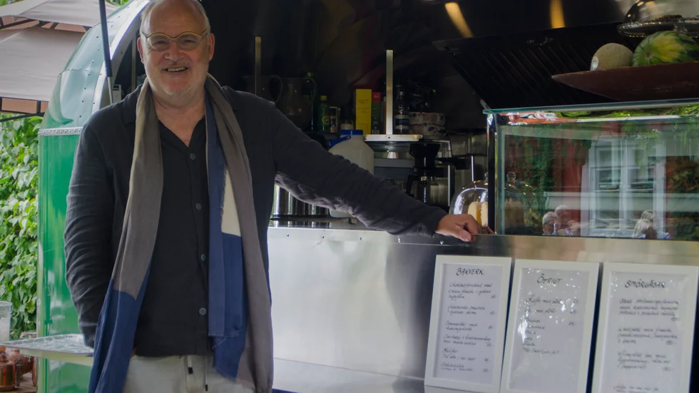Jim Grundström är stolt över den foodtruck som nu står i den prunkande trädgården på Vacker Vardag.