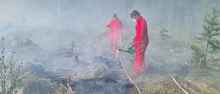 Skogsbranden i Sikfors: Området vattenbombas med helikopter
