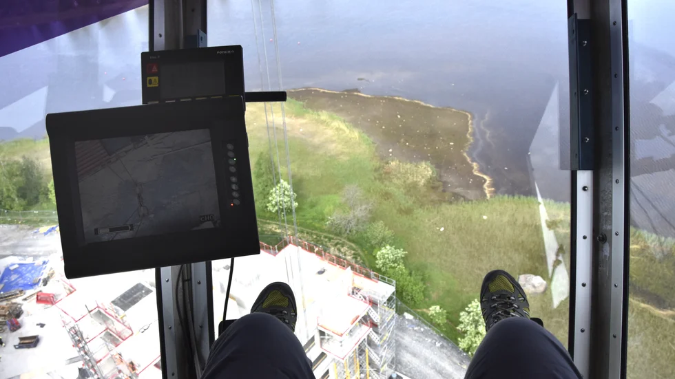 Svindel? Hans Dalberg är van den här utsikten från sin arbetsplats. Men visst är den hisnande. Här med utsikt ned mot Skurholmen i Luleå där två nya höghus byggs.