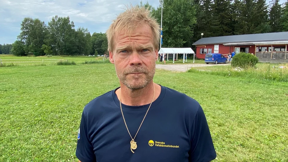 Joakim Berlin är hoppinstruktör hos Stockholms fallskärmsklubb.