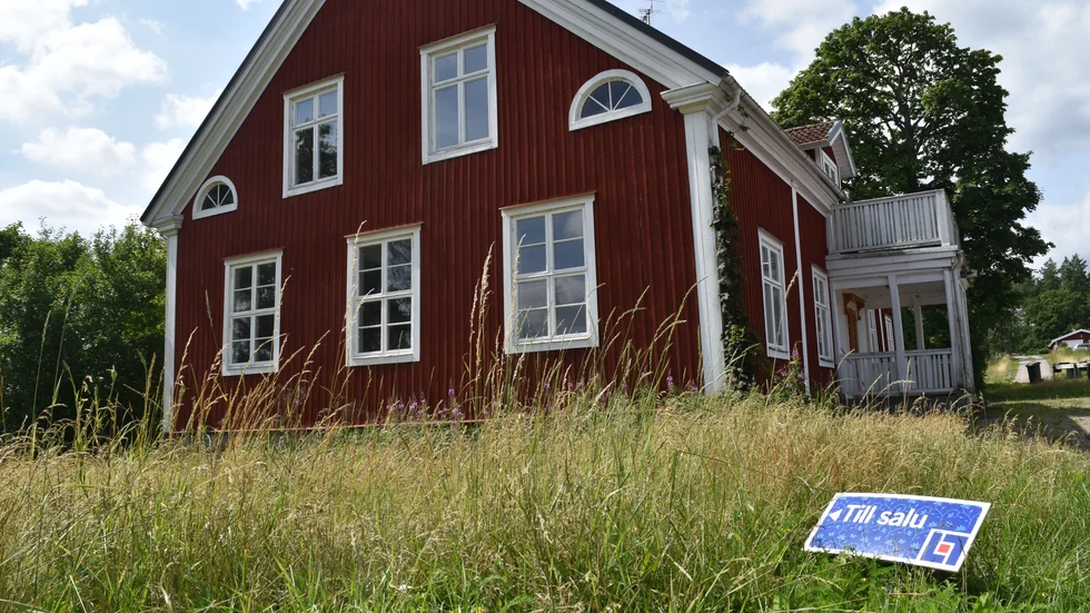Tomten är möjligen snäv men kommunen har nyligen gått ut med att de ska sälja närliggande mark.