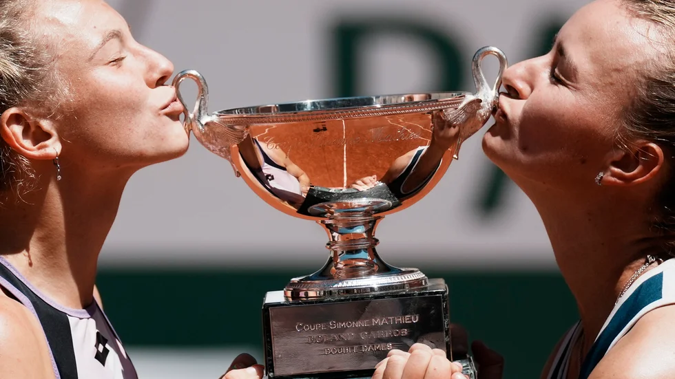 Barbora Krejcikova, höger, med dubbelpartnern Katerina Siniakova.