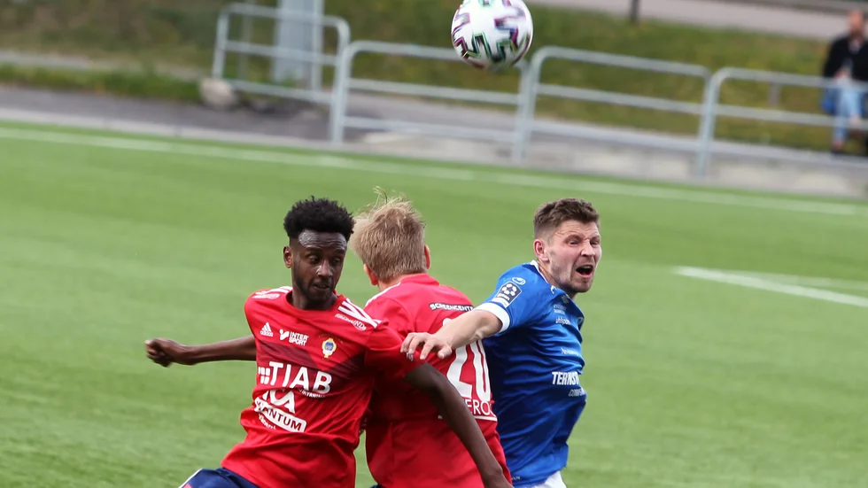 Josh Bragg i duell på Kopparvallen. Engelsmannen slet förgäves på mitten.