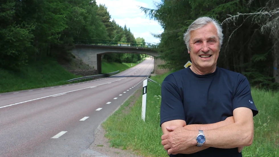 "Här vid Ödhult fick man leda om järnvägen medan viadukten byggdes, berättar Sven-Erik Svensson, som var med när nya 34-an byggdes för precis 60 år sedan.