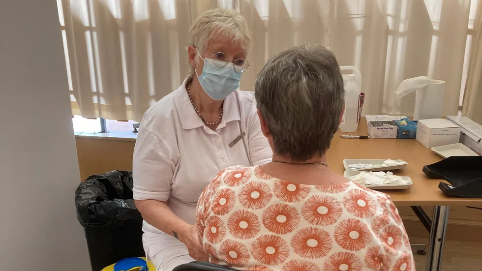 Anita Bell är en av de legitimerade sjuksköterskorna som vaccinerar vid Träffen i Nyköping.