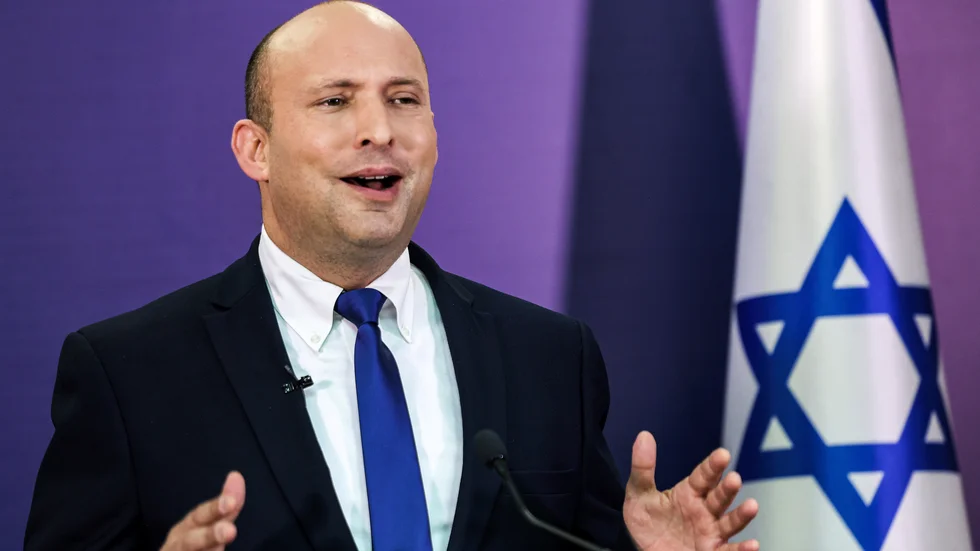 Naftali Bennett har en tuff utmaning i att leda en brokig samlingsregering med åtta partier.