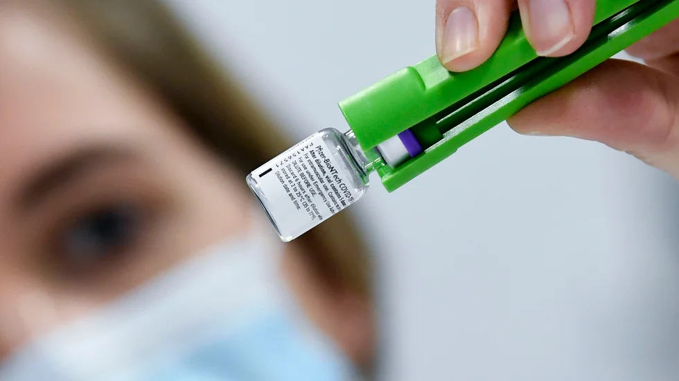 Biverkningen har noterats bland personer som fått så kallade mRNA-vaccin, som Pfizer och Moderna tillhör. Genrebild.
