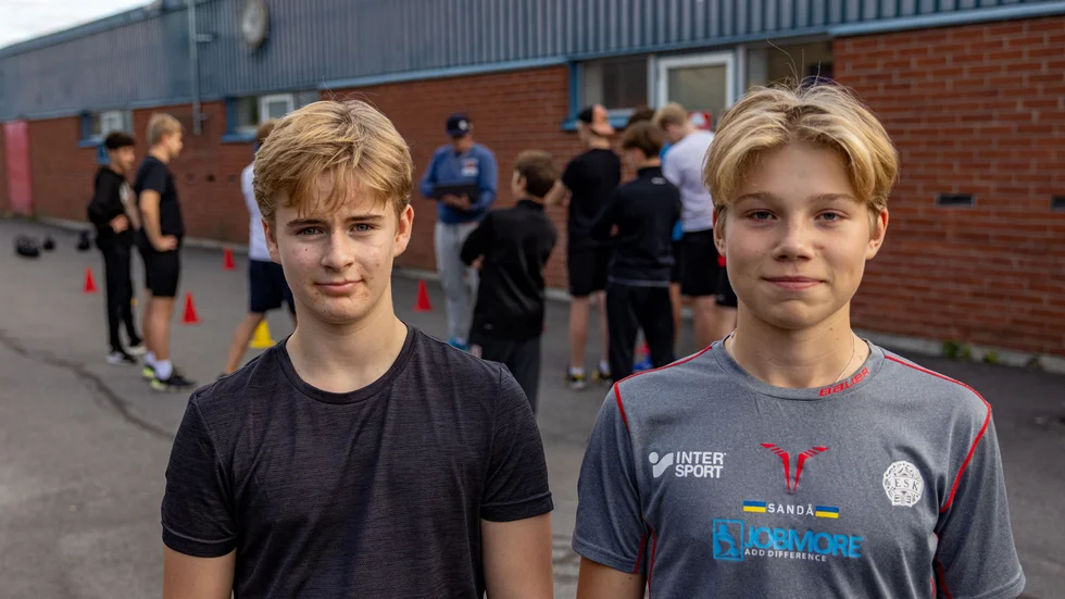 Alex Malm och Oskar Rosengren ESK-spelarna tillbaka till träning sitt ordinare lag. 