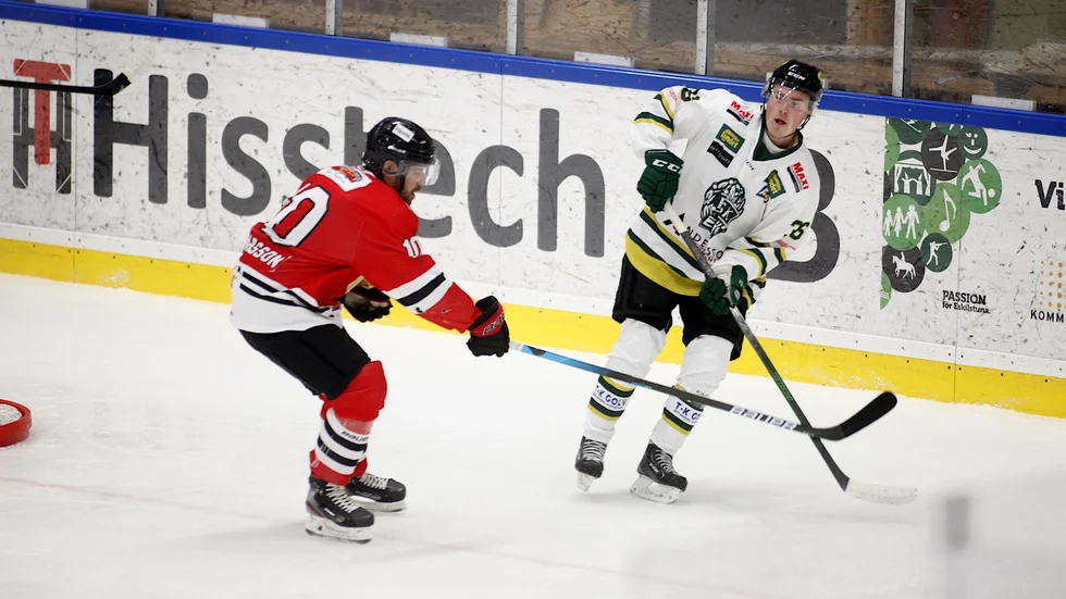 Liam Nilsson är också på väg bort från ESK, precis som Hampus Lindström, efter några få matcher. 