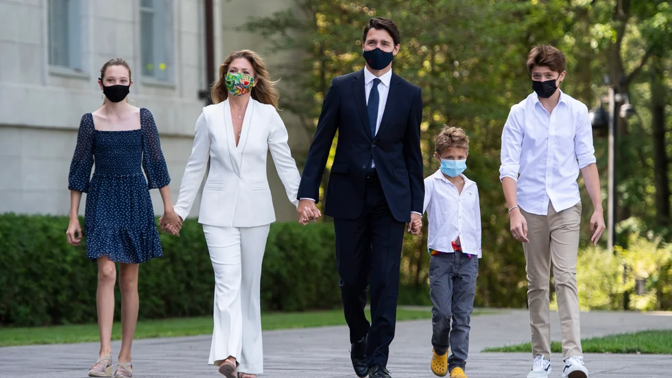 Ska de få förbli Kanadas "första familj" efter valet? Justin Trudeau omgiven av hustrun Sophie Gregoire Trudeau och barnen (från vänster Ella-Grace, Hadrien och Xavier). Bild från i augusti.