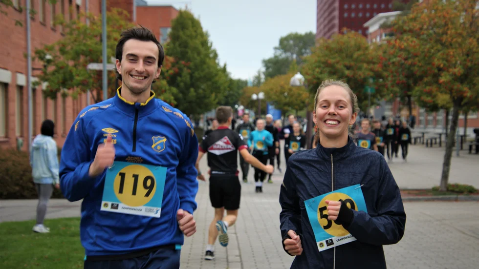 Douglas Hays, 24, och Frida Widholm, 21, sprang för skojs skull. 
