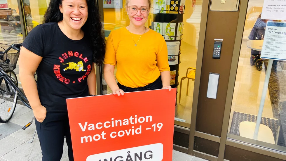 Region Sörmlands Josefine Lindberg och Karin Lind på iDoc är glada över vaccinationscentralen i vårdcentralen Gallerians lokaler på Kungsgatan mitt i Eskilstuna öppnat. "Kom, ta ansvar och vaccinera er nu, så vi blir klara!"