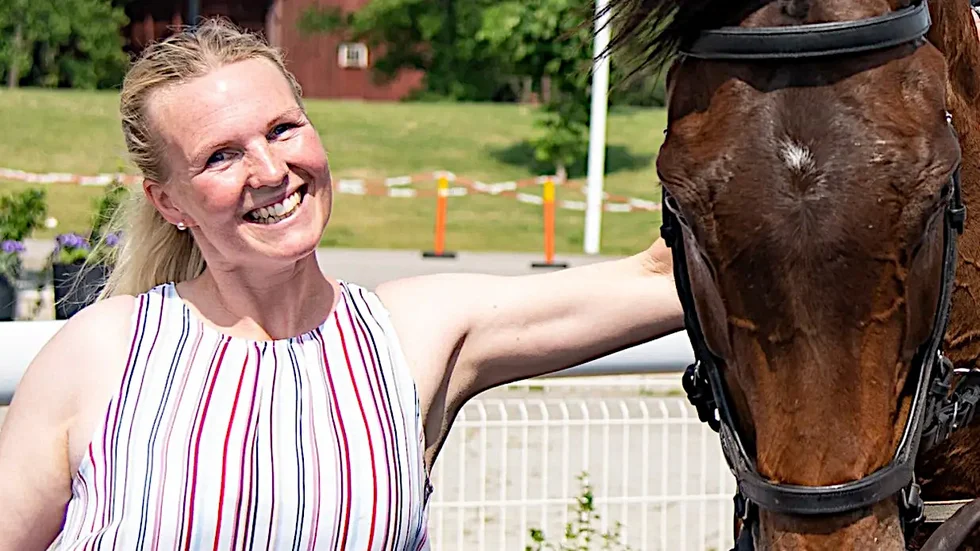 Jenny Hedlund i vinnarcirkeln på Bro Park tillsammans med Sublissimo. Nu är hon en av tränarna som hoppas på seger vid galoppfesten Stockholm Cup International.