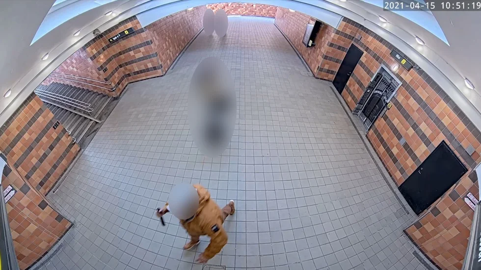 På bilder från övervakningskameran syns hur 40-åringen går till attack mot sin tidigare sambo.