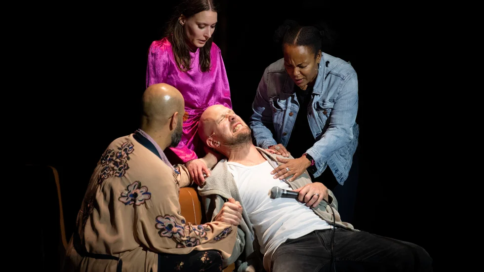 Alexander Mørk-Eidem är tillbaka på Stora scenen på Kulturhuset Stadsteatern med Martin Crimps nyskrivna version av "Cyrano de Bergerac". Här Alexander Lycke, Shebly Niavarani, Josefin Asplund och Kayo Shekoni på scenen under repetitionerna.