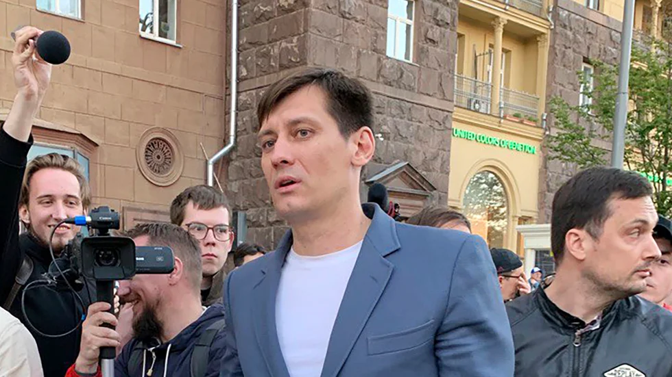 Den ryske regimkritikern Dmitrij Gudkov har släppts av polisen.
