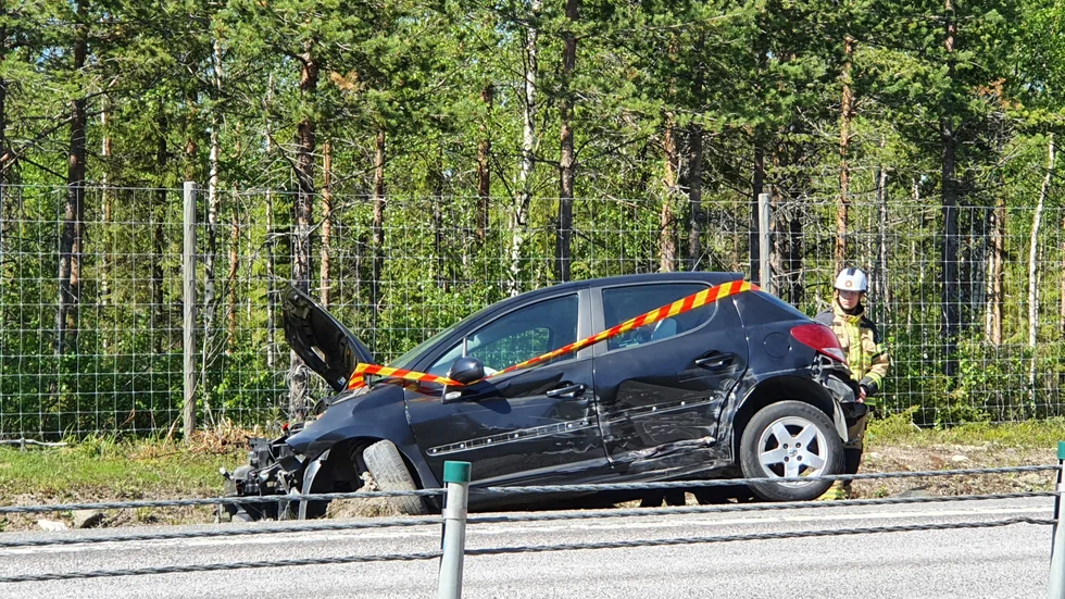 Vid olyckan skadades en person och fick föras till sjukhus.