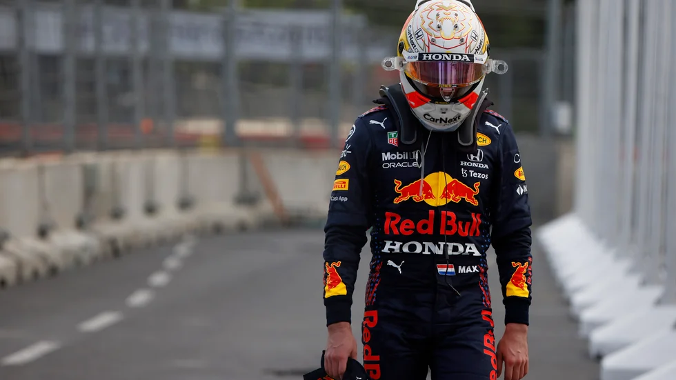 Max Verstappen efter sin krasch i Baku.