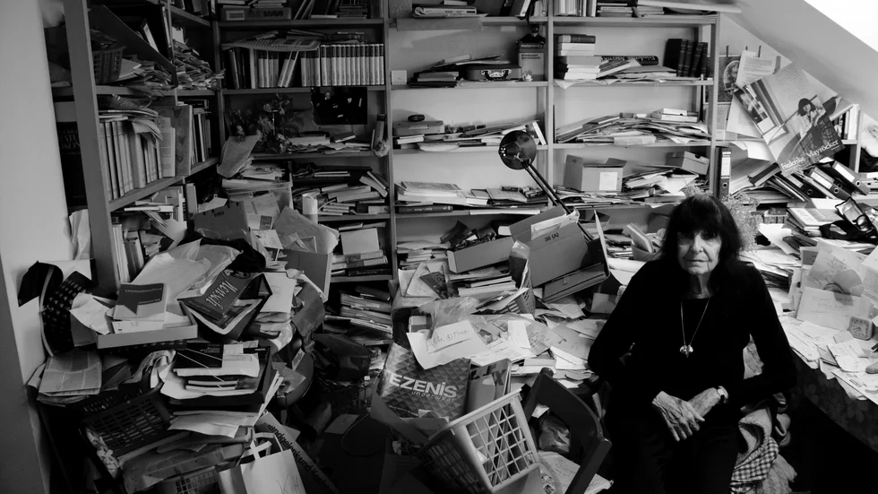 Poeten Friederike Mayröcker i sitt arbetsrum. Hon blev 96 år gammal. Arkivbild.