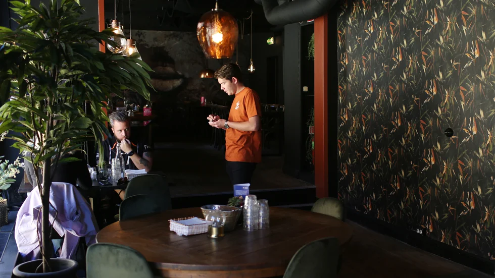 Andreas Martinsson tar upp en beställning på Brooklyn burgers and bar. Inom kort får han ta upp desto fler.