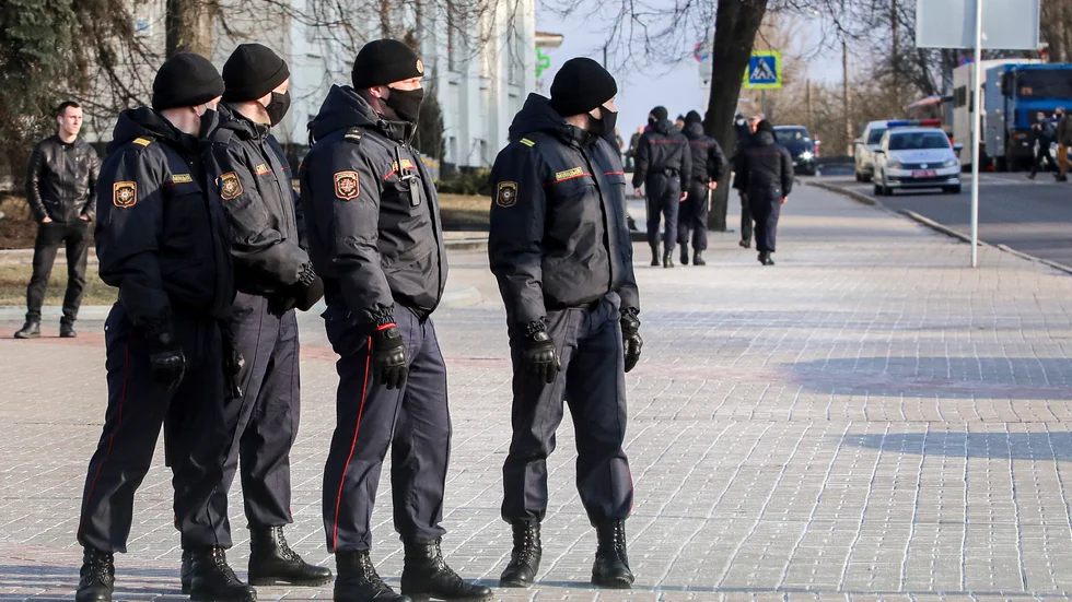 Polis kontrollerar Belarus gator för att förhindra regimkritiska protester. Bild från tidigare i vår.