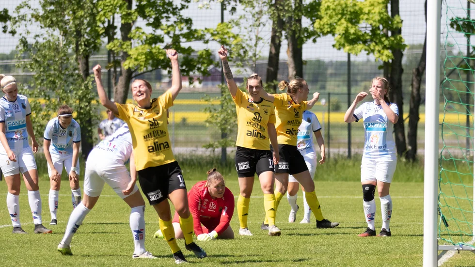 Hanna Sjöström och Gusk firar efter att laget gjort 1–0.