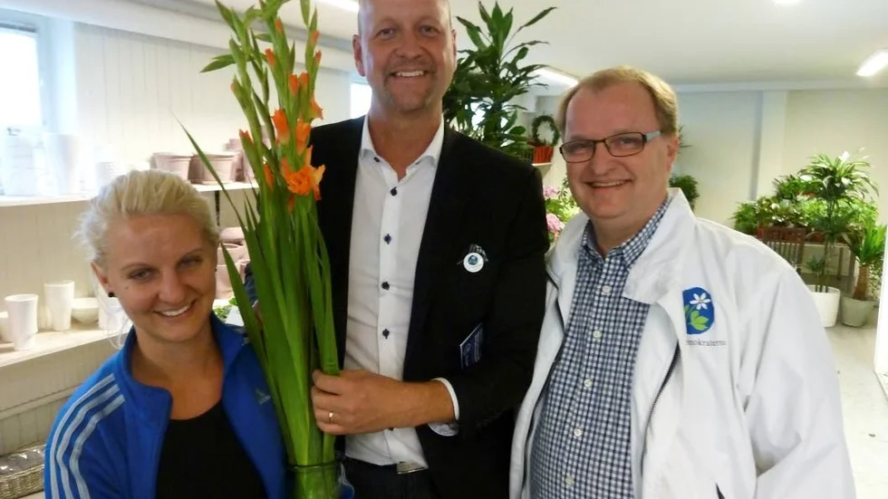 Företagsbesök. KD:s riksdagskandidat Magnus Oscarsson har besökt Norrköping. Här är han hos Malin Wastesson i butiken Ängens Blommor, tillsammans med Anders Eksmo, kommunfullmäktiges ordförande i Söderköping.