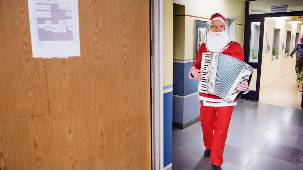Tomtemusikant. En dragspelande tomte gick runt på Kungsgårdsgymnasiet under onsdagen, för att få lite julstämning i samband med elevernas julpyssel.