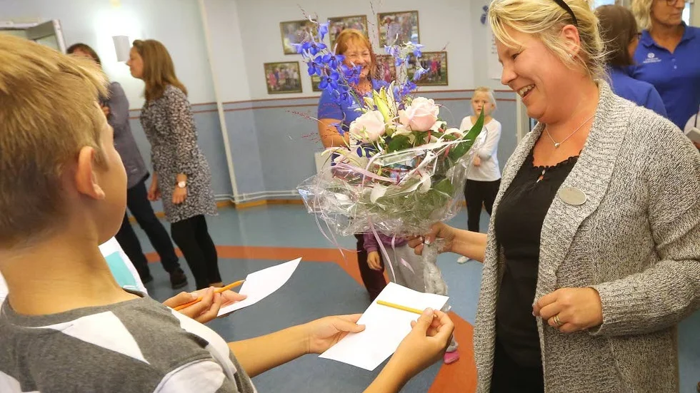 Autograf tack! Elever var snabbt framme för att få en namnteckning av årets rektor Madeleine Karlsson.